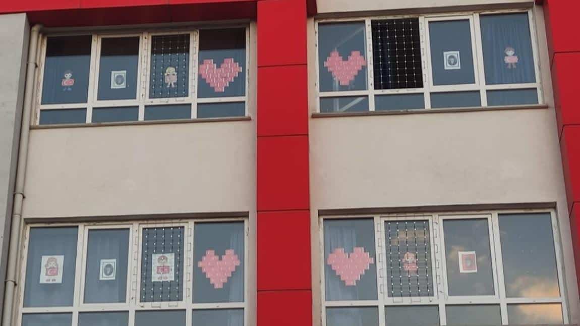 Önce Güvenlik. Sınıf camlarımız çelik telle koruma altına alındı.